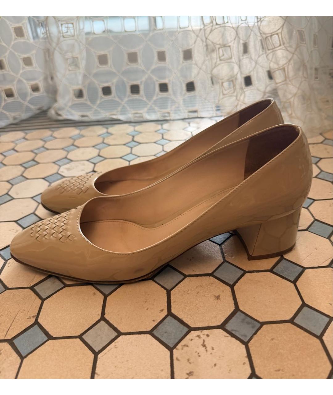 BOTTEGA VENETA Бежевые туфли из лакированной кожи, фото 4