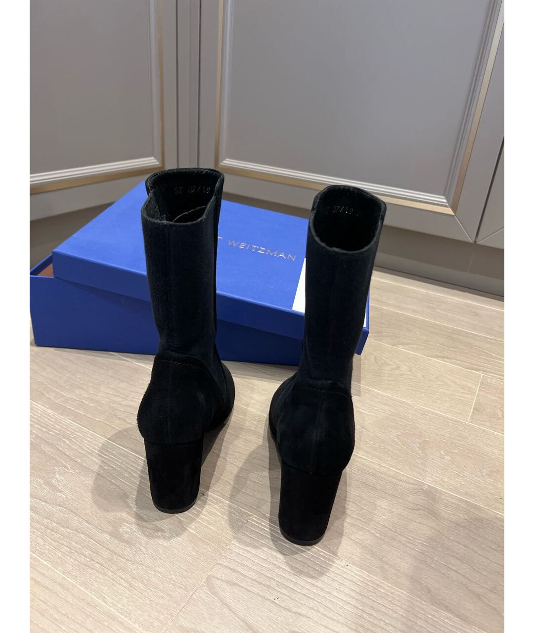 STUART WEITZMAN Черные замшевые ботильоны, фото 4