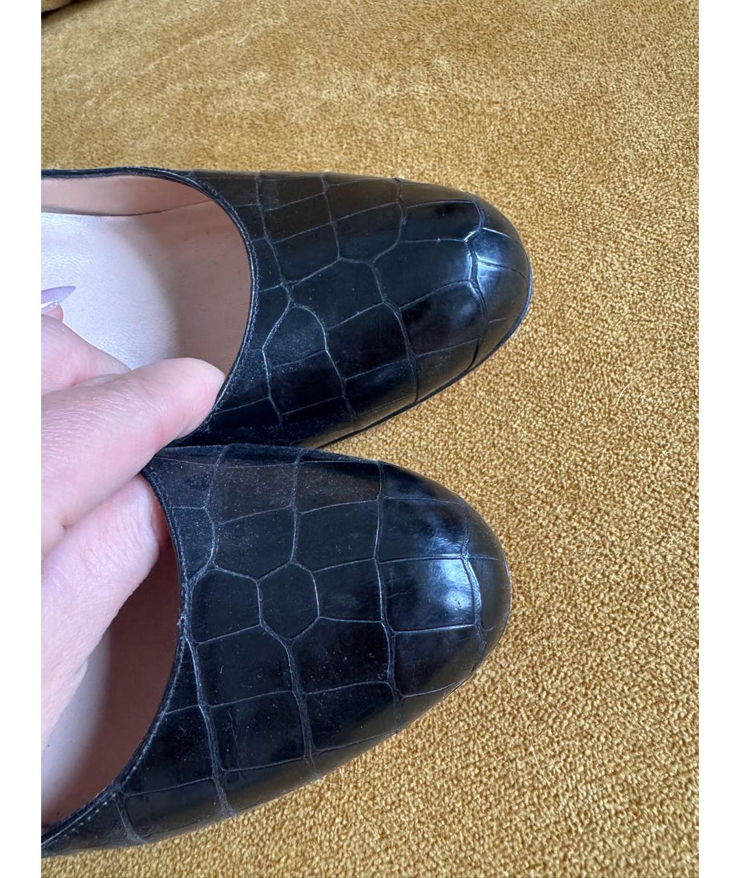 CHRISTIAN LOUBOUTIN Черные лодочки на низком каблуке из лакированной кожи, фото 3