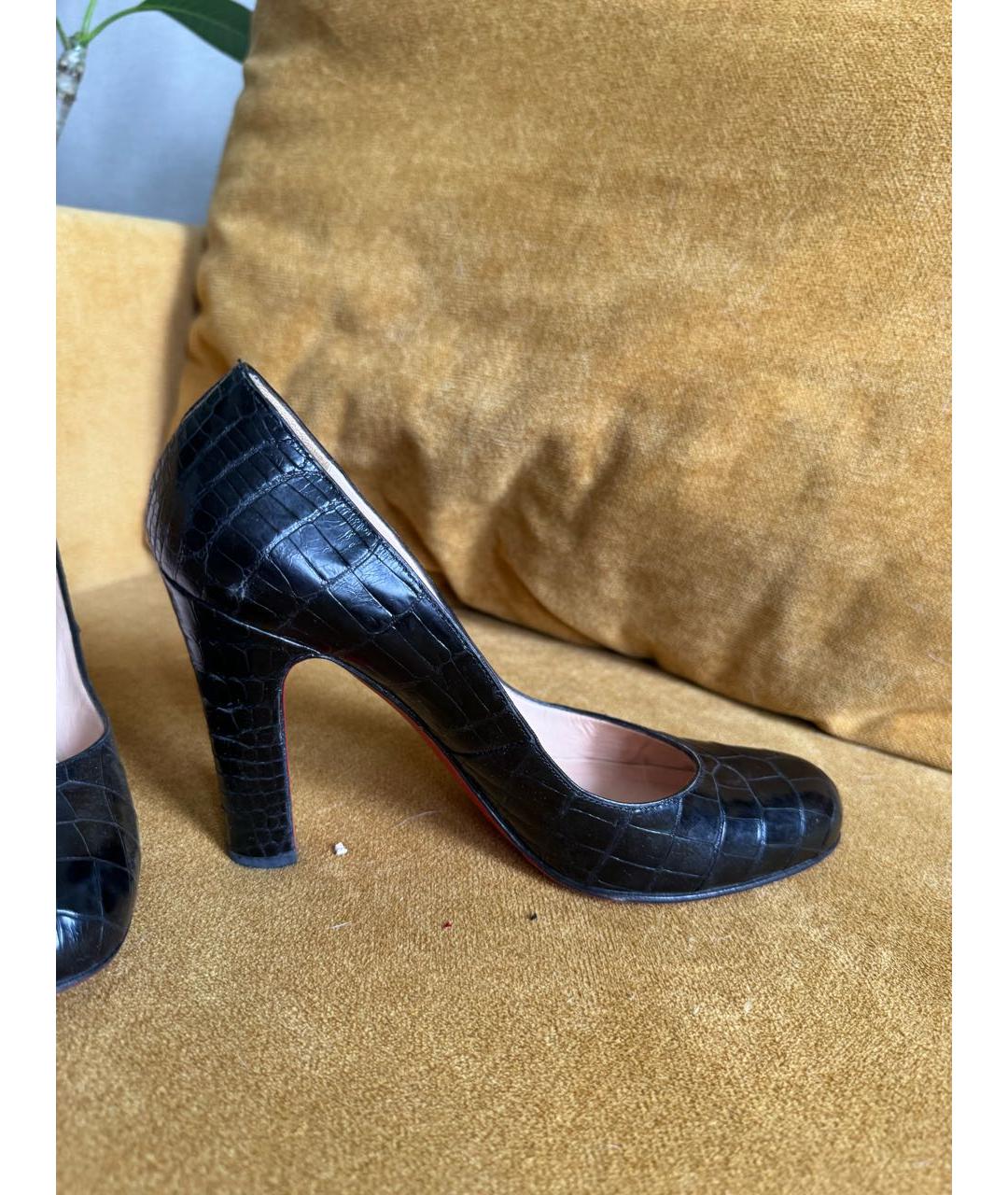 CHRISTIAN LOUBOUTIN Черные лодочки на низком каблуке из лакированной кожи, фото 9