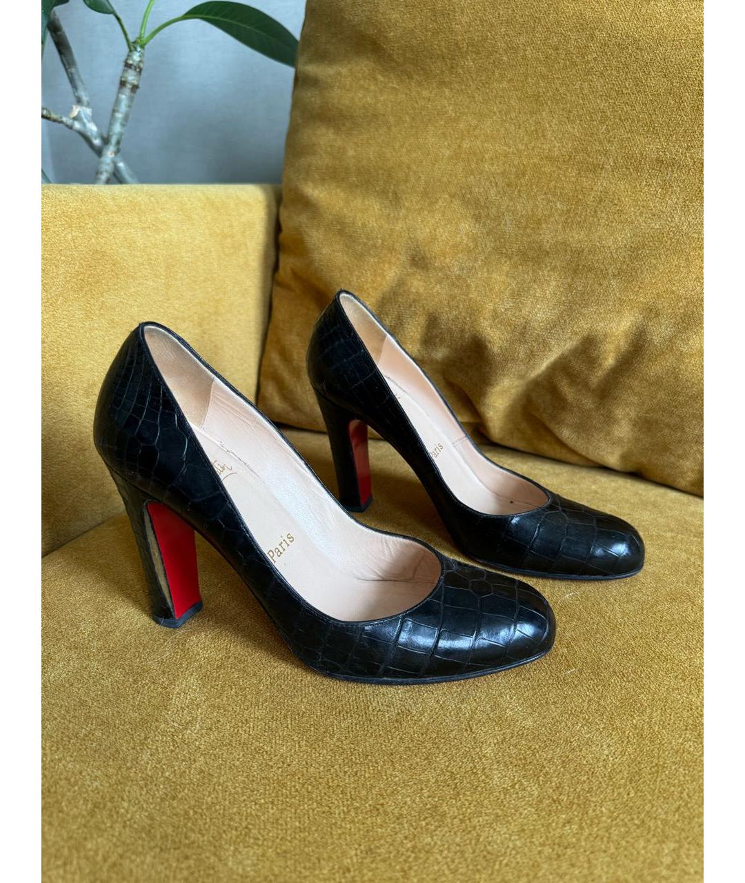 CHRISTIAN LOUBOUTIN Черные лодочки на низком каблуке из лакированной кожи, фото 2
