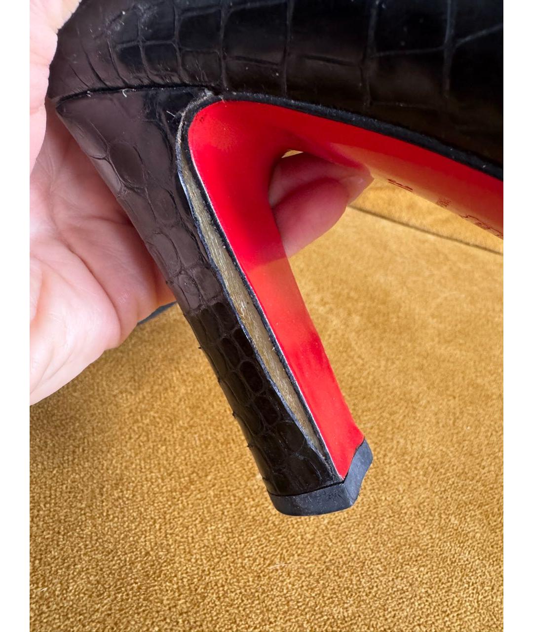 CHRISTIAN LOUBOUTIN Черные лодочки на низком каблуке из лакированной кожи, фото 7