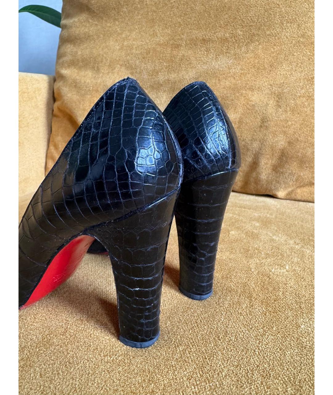 CHRISTIAN LOUBOUTIN Черные лодочки на низком каблуке из лакированной кожи, фото 4