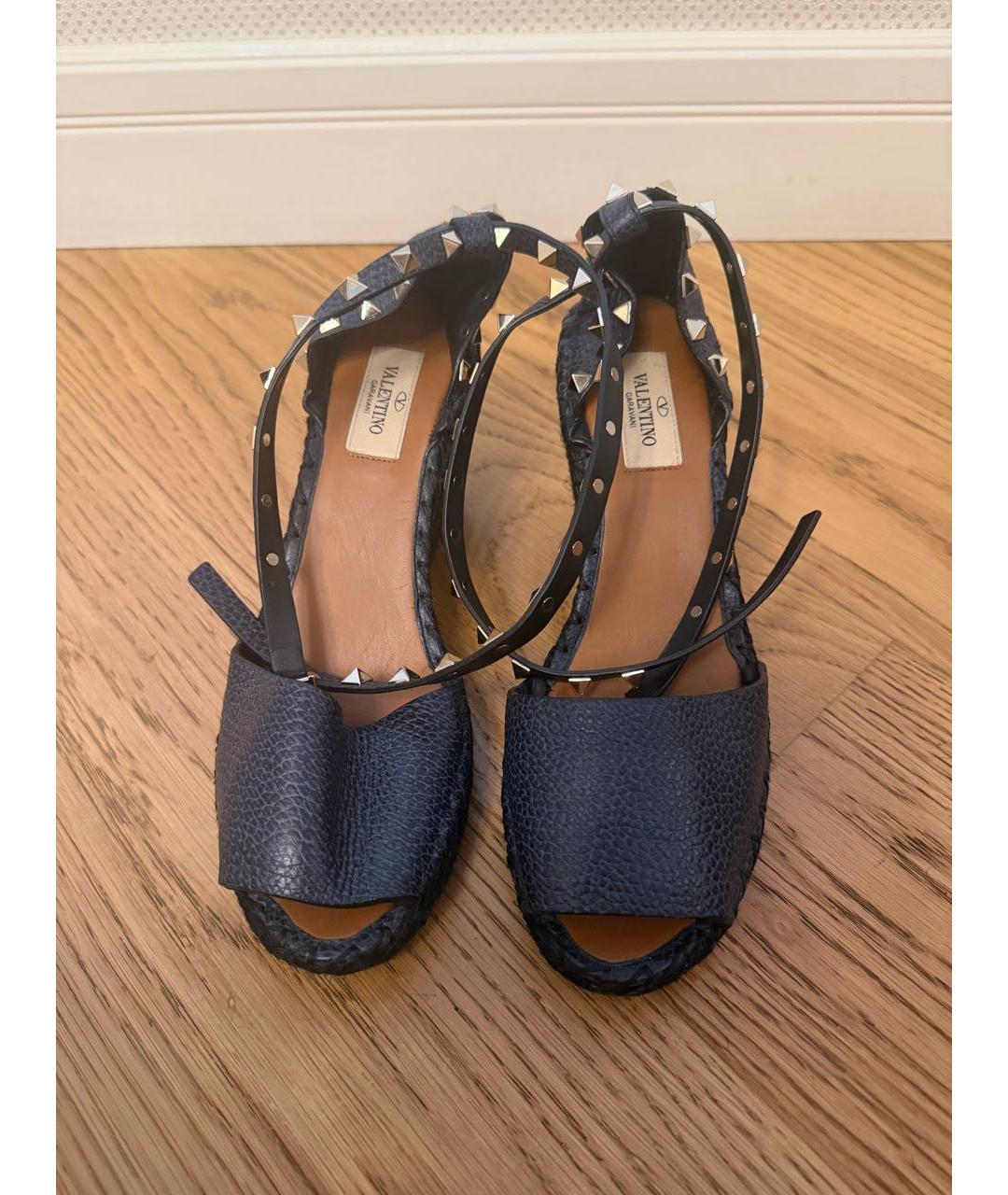 VALENTINO Темно-синие кожаные босоножки, фото 3