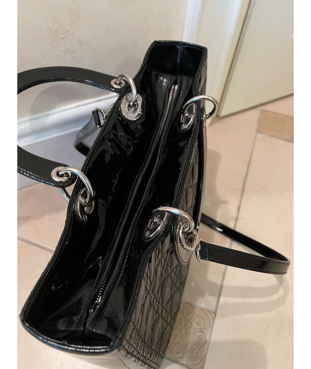 CHRISTIAN DIOR PRE-OWNED Черная сумка с короткими ручками из лакированной кожи, фото 4