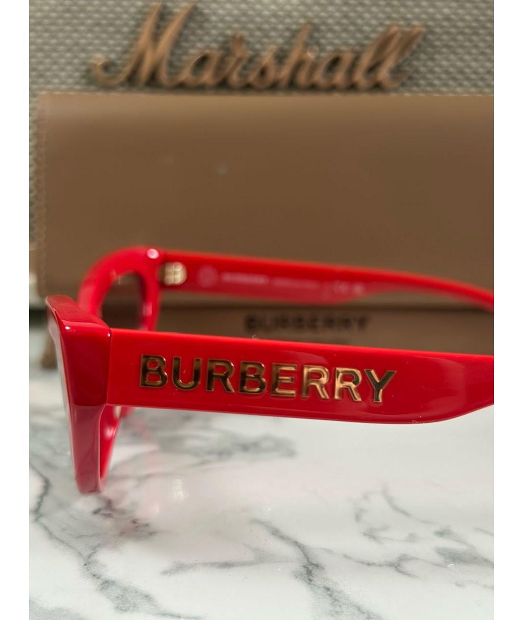 BURBERRY Красные солнцезащитные очки, фото 3