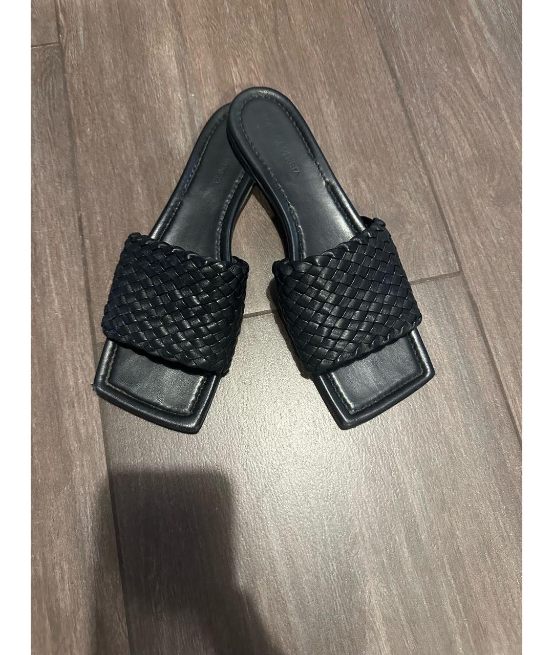 BOTTEGA VENETA Черные кожаные мюли, фото 2