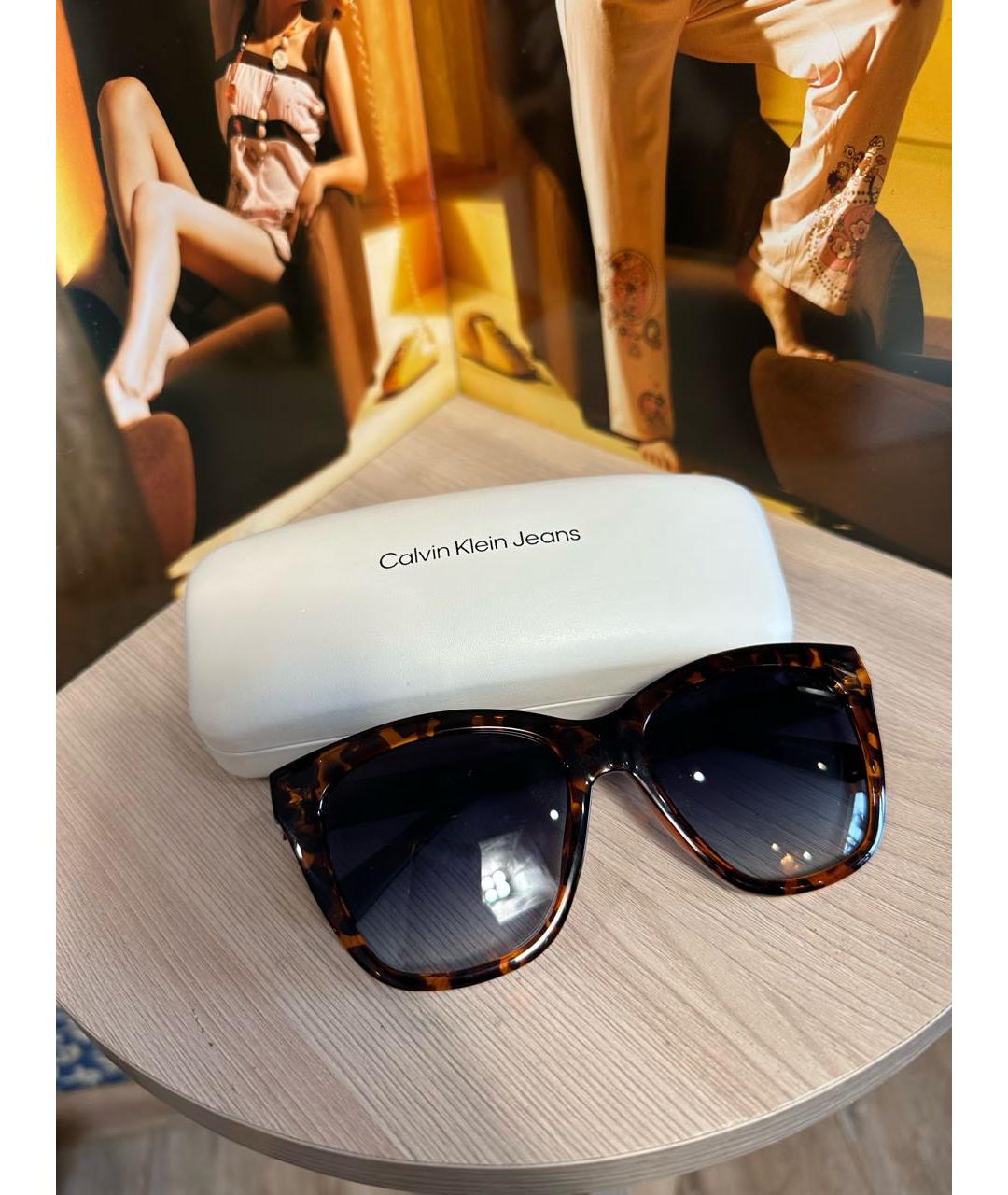 CALVIN KLEIN Коричневые пластиковые солнцезащитные очки, фото 4