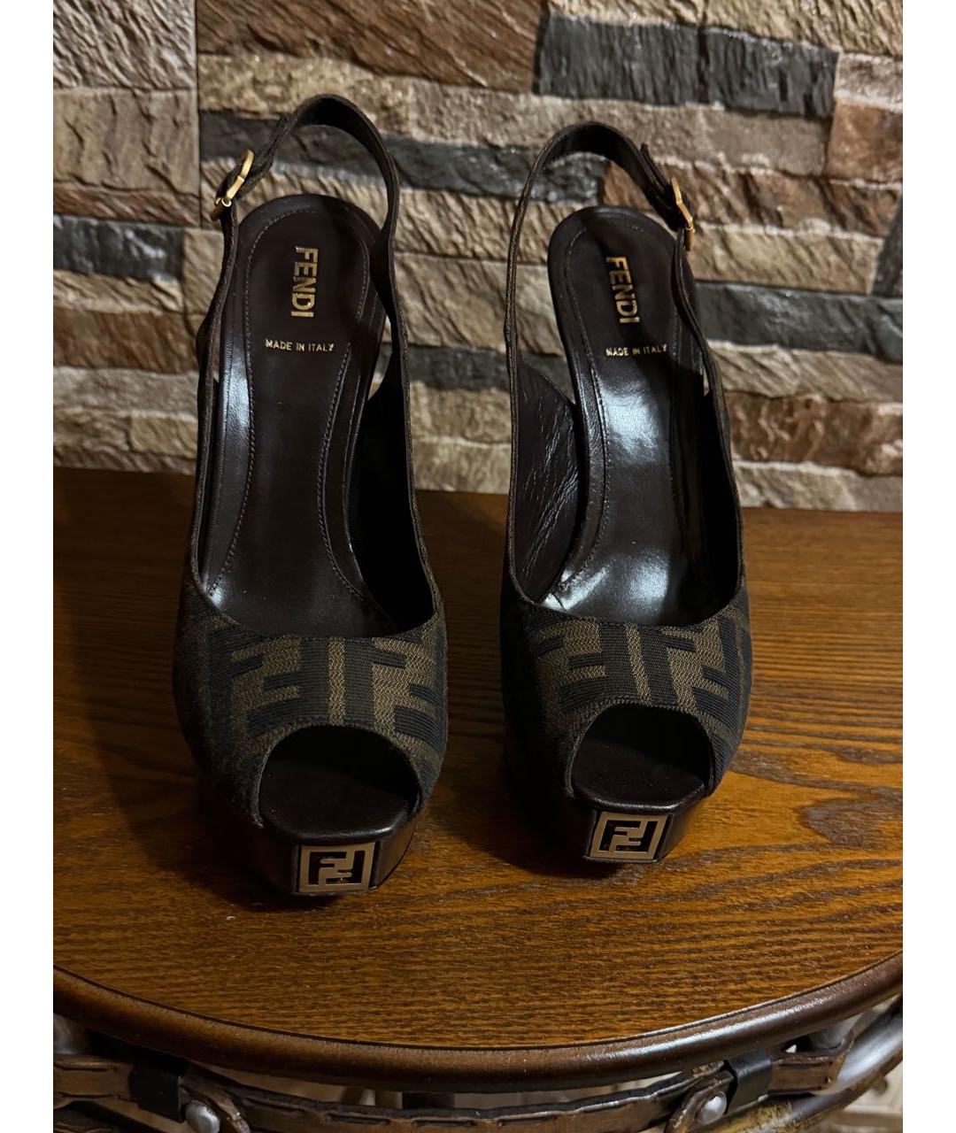 FENDI Коричневые текстильные босоножки, фото 2