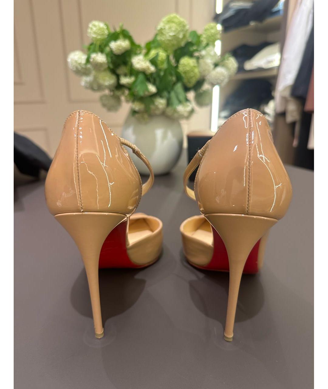 CHRISTIAN LOUBOUTIN Бежевые туфли из лакированной кожи, фото 4