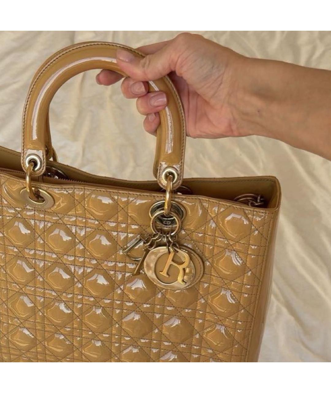 CHRISTIAN DIOR Горчичная сумка с короткими ручками из лакированной кожи, фото 4