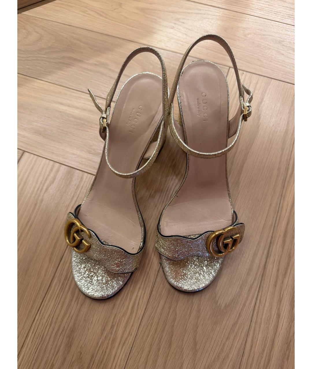 GUCCI Золотые босоножки из искусственной кожи, фото 2