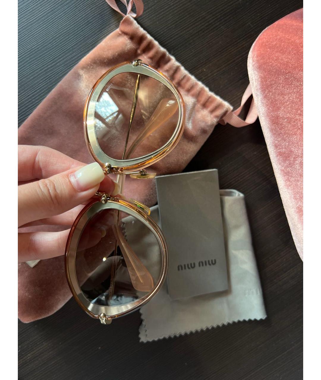 MIU MIU Бежевые пластиковые солнцезащитные очки, фото 3