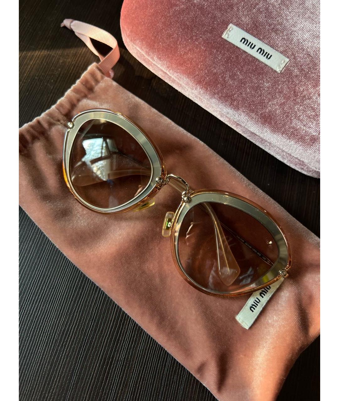 MIU MIU Бежевые пластиковые солнцезащитные очки, фото 4