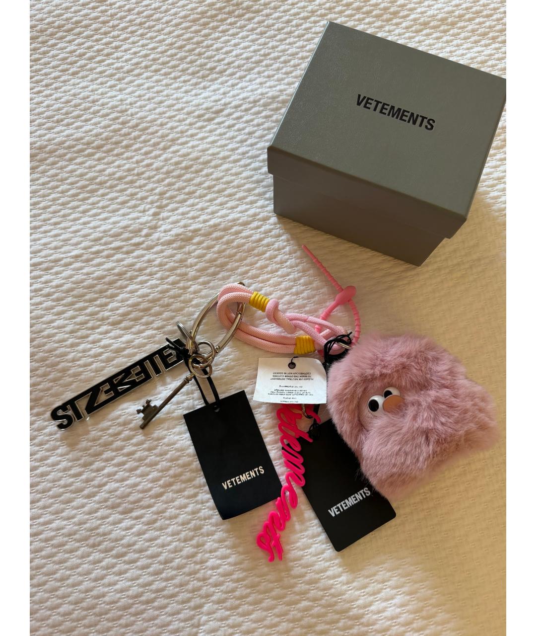 VETEMENTS Розовый брелок, фото 2