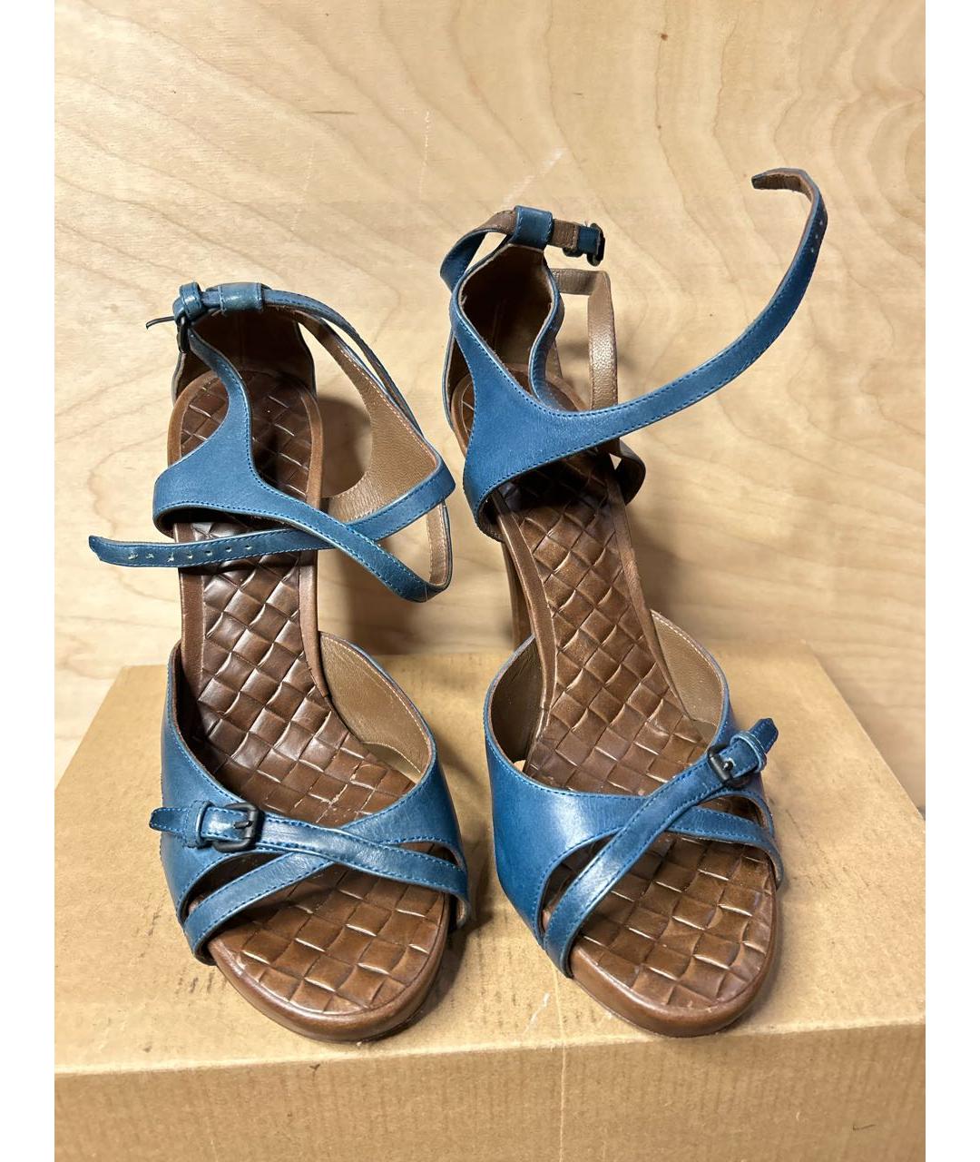 BOTTEGA VENETA Синие кожаные босоножки, фото 2
