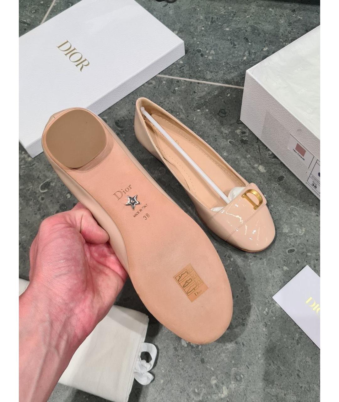 CHRISTIAN DIOR Бежевые балетки из лакированной кожи, фото 3