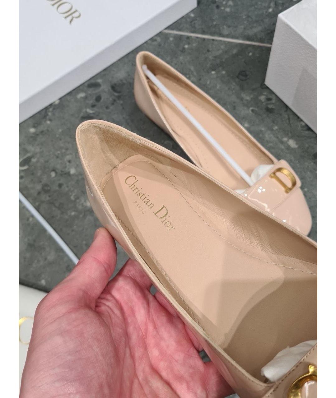 CHRISTIAN DIOR Бежевые балетки из лакированной кожи, фото 7