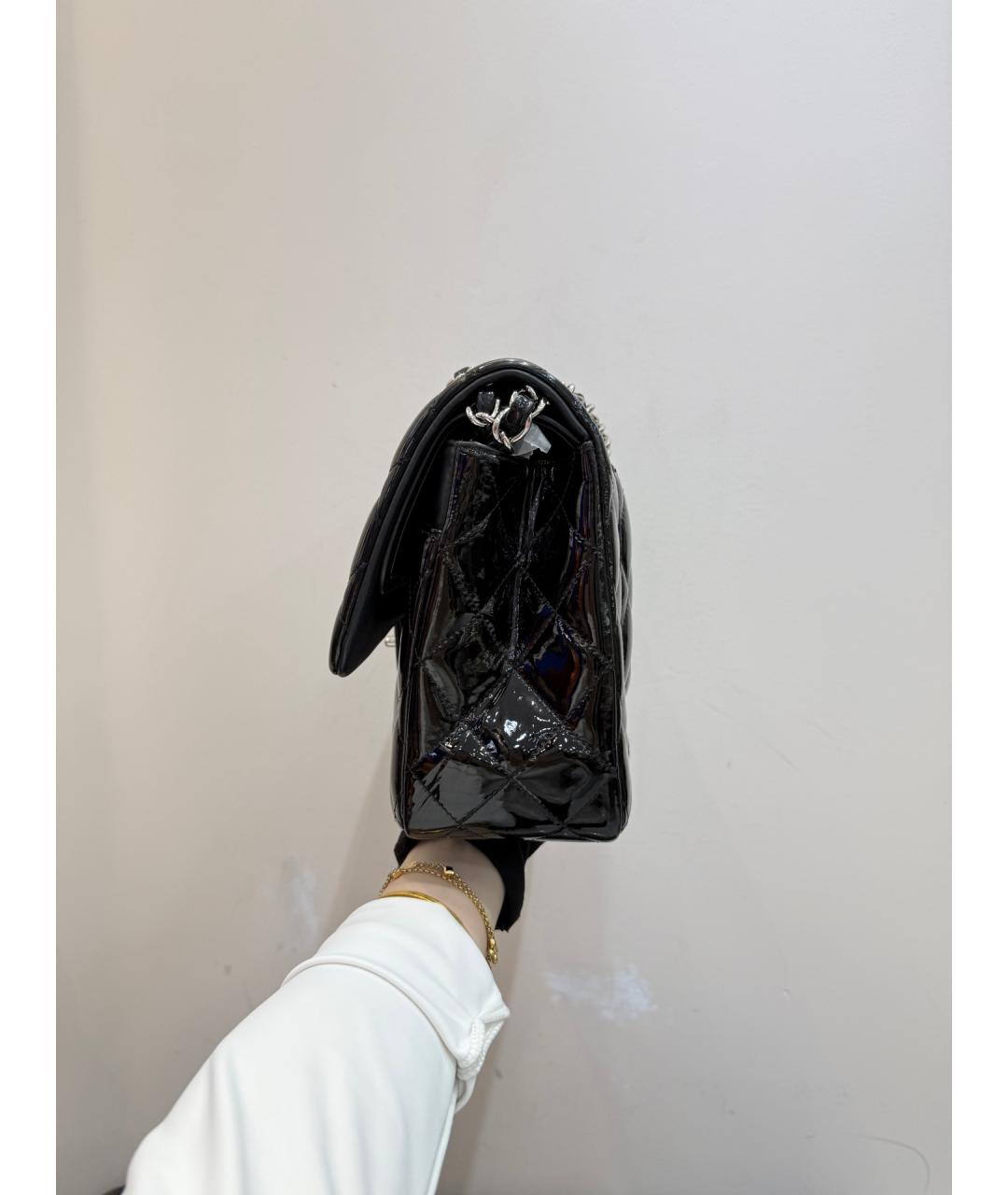 CHANEL Черная сумка через плечо из лакированной кожи, фото 5