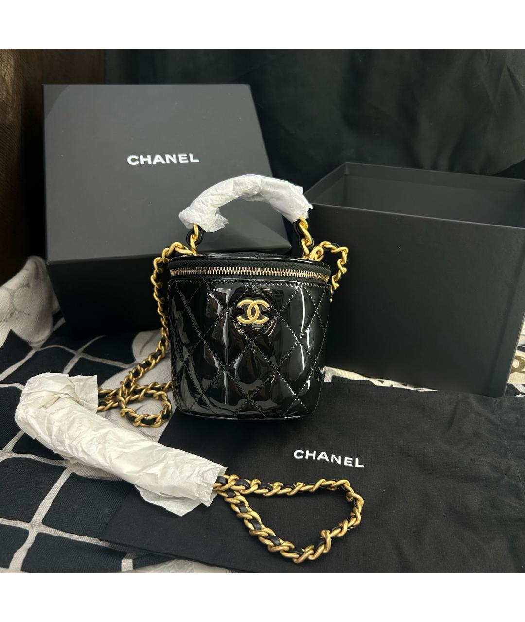 CHANEL Темно-синяя сумка с короткими ручками из лакированной кожи, фото 9