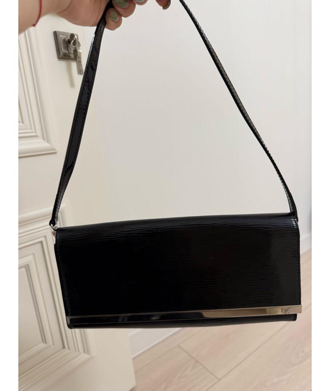 LOUIS VUITTON Черная сумка через плечо из лакированной кожи, фото 5