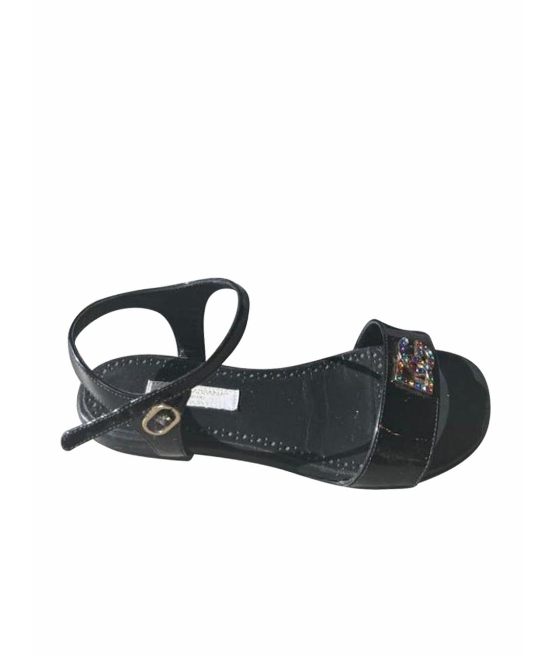 DOLCE & GABBANA KIDS Черные сандалии и шлепанцы из лакированной кожи, фото 1
