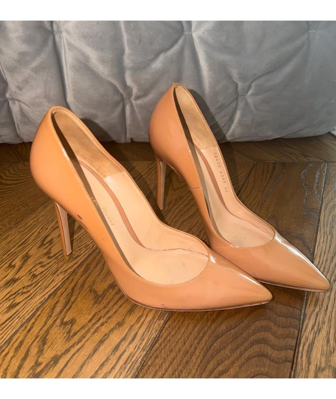 GIANVITO ROSSI Бежевые туфли из лакированной кожи, фото 8