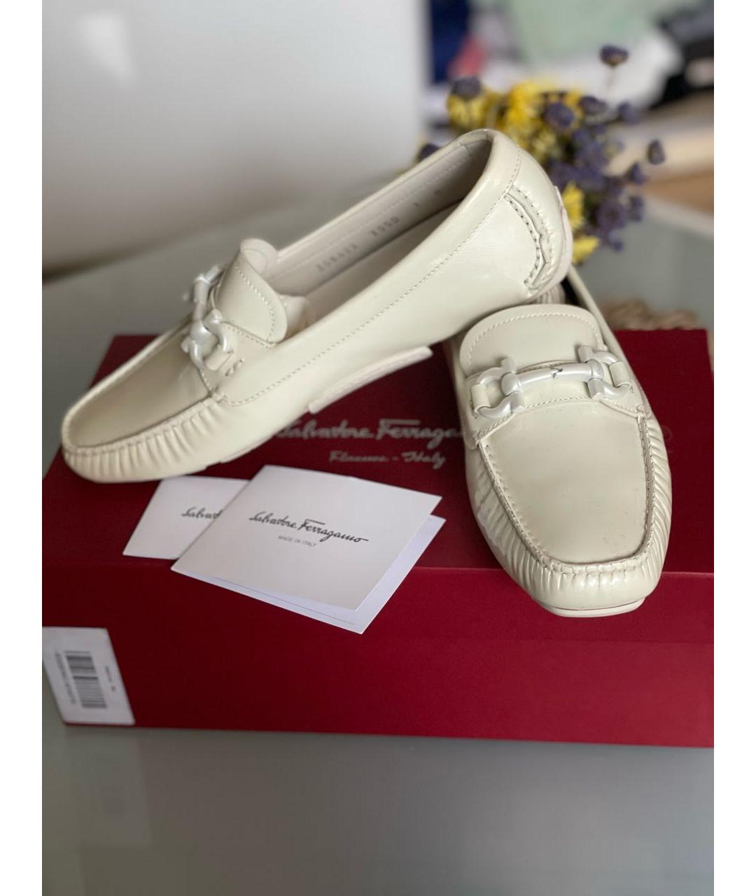FERRAGAMO Бежевые кожаные мокасины, фото 5