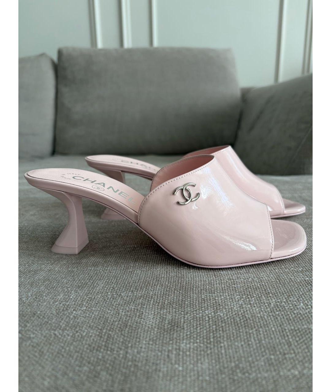 CHANEL Розовые мюли из лакированной кожи, фото 4