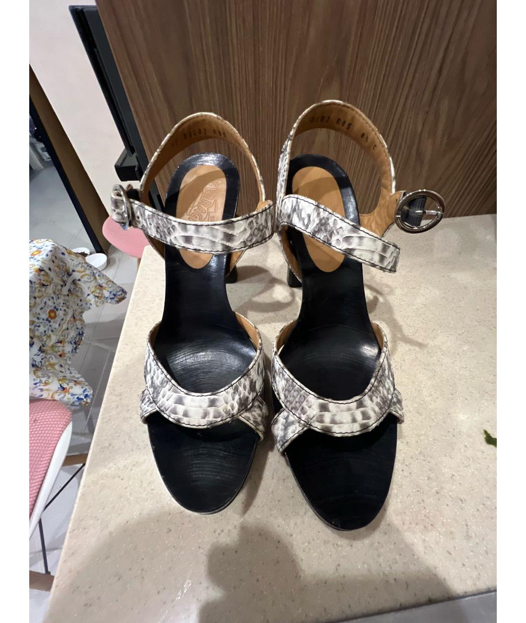 FERRAGAMO Серые кожаные босоножки, фото 2