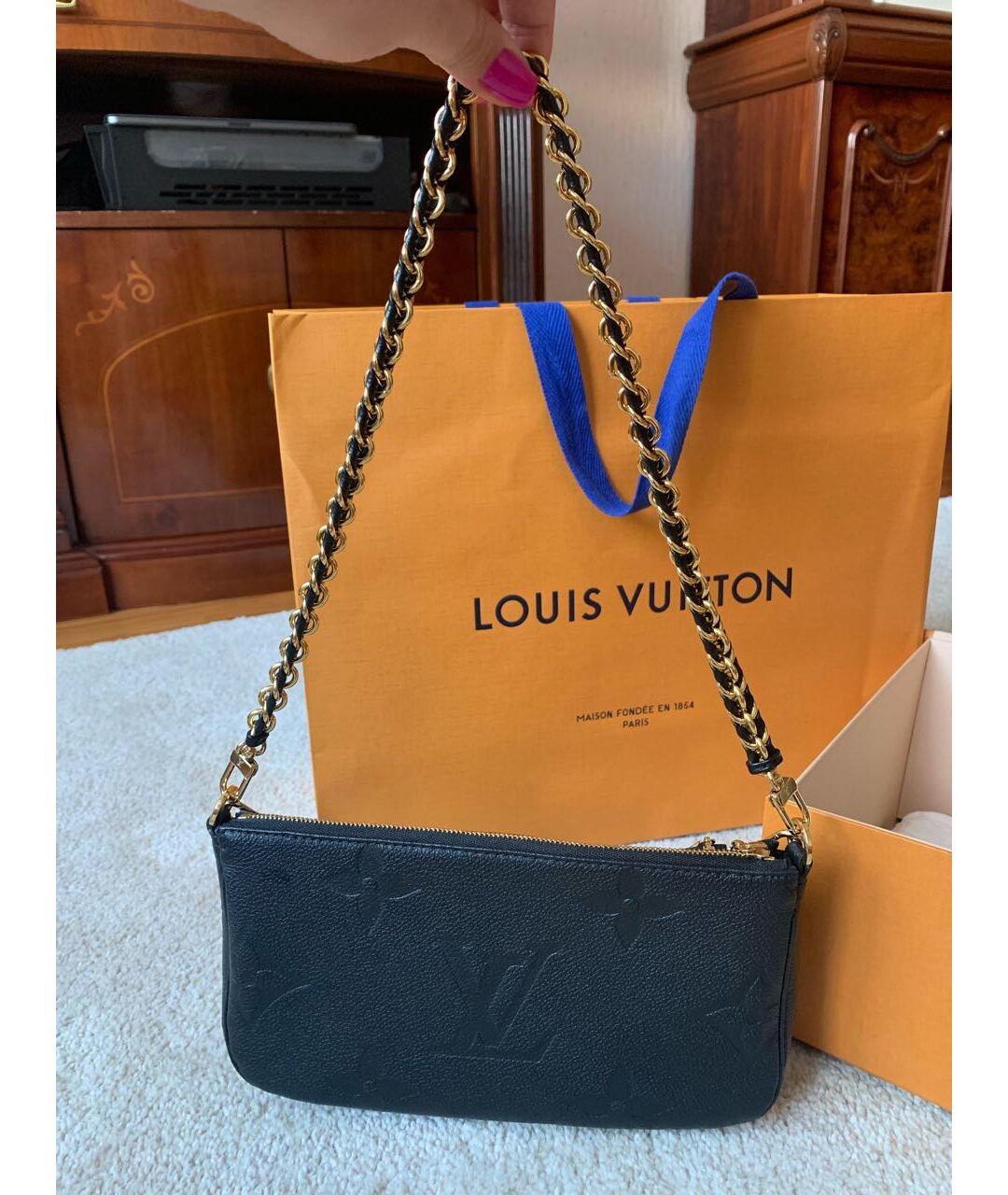 LOUIS VUITTON Черная кожаная сумка с короткими ручками, фото 3