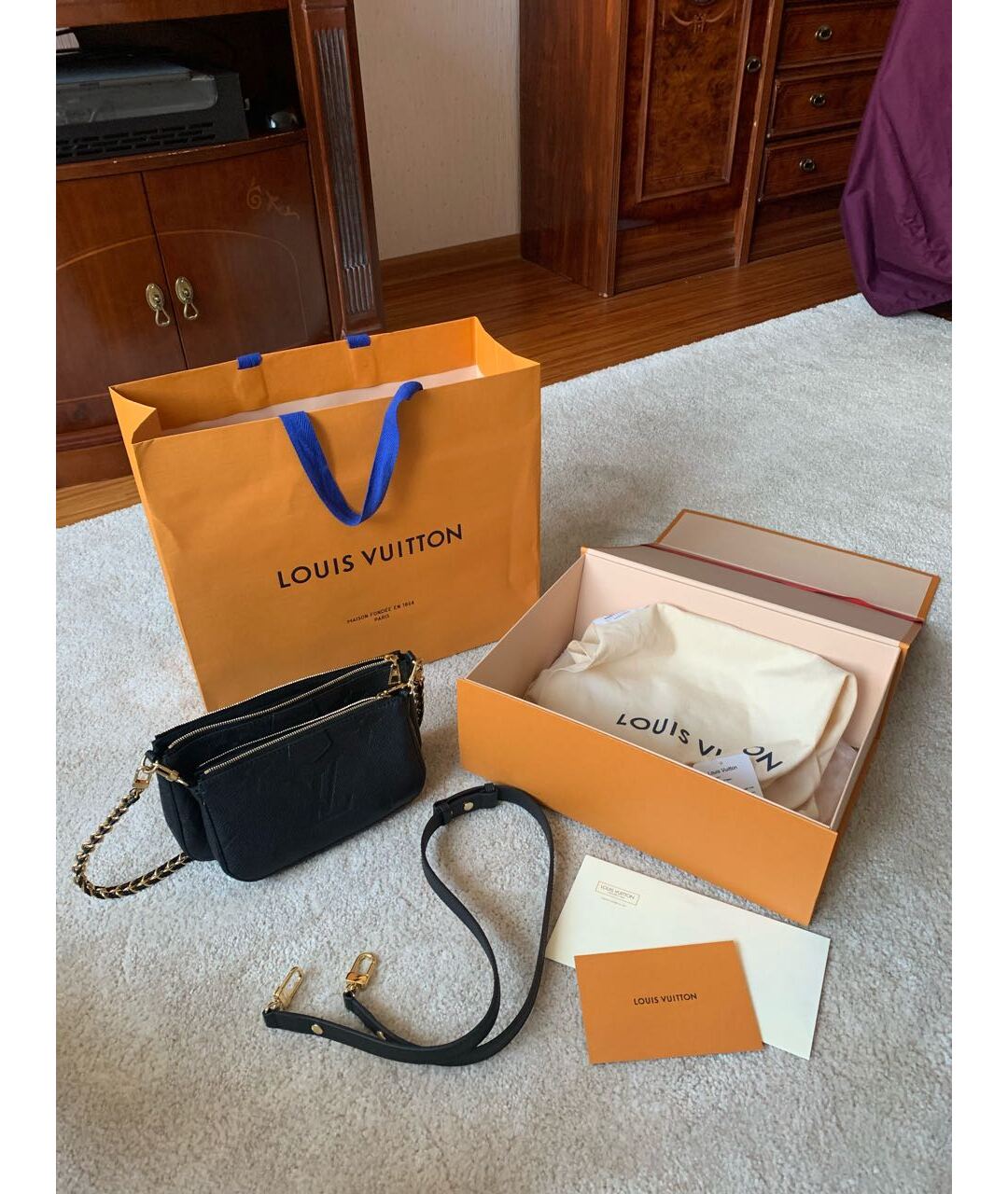 LOUIS VUITTON Черная кожаная сумка с короткими ручками, фото 5