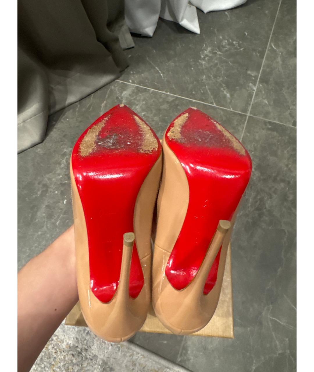 CHRISTIAN LOUBOUTIN Бежевые туфли из лакированной кожи, фото 5