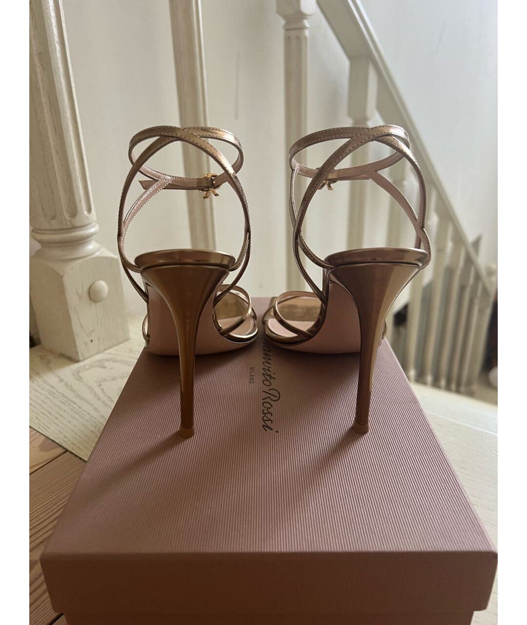 GIANVITO ROSSI Золотые босоножки из лакированной кожи, фото 5