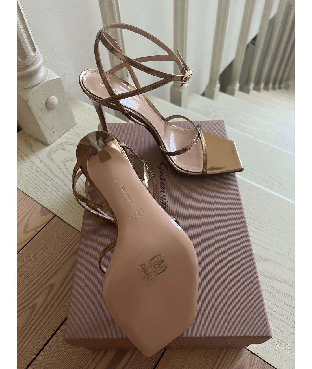 GIANVITO ROSSI Золотые босоножки из лакированной кожи, фото 6