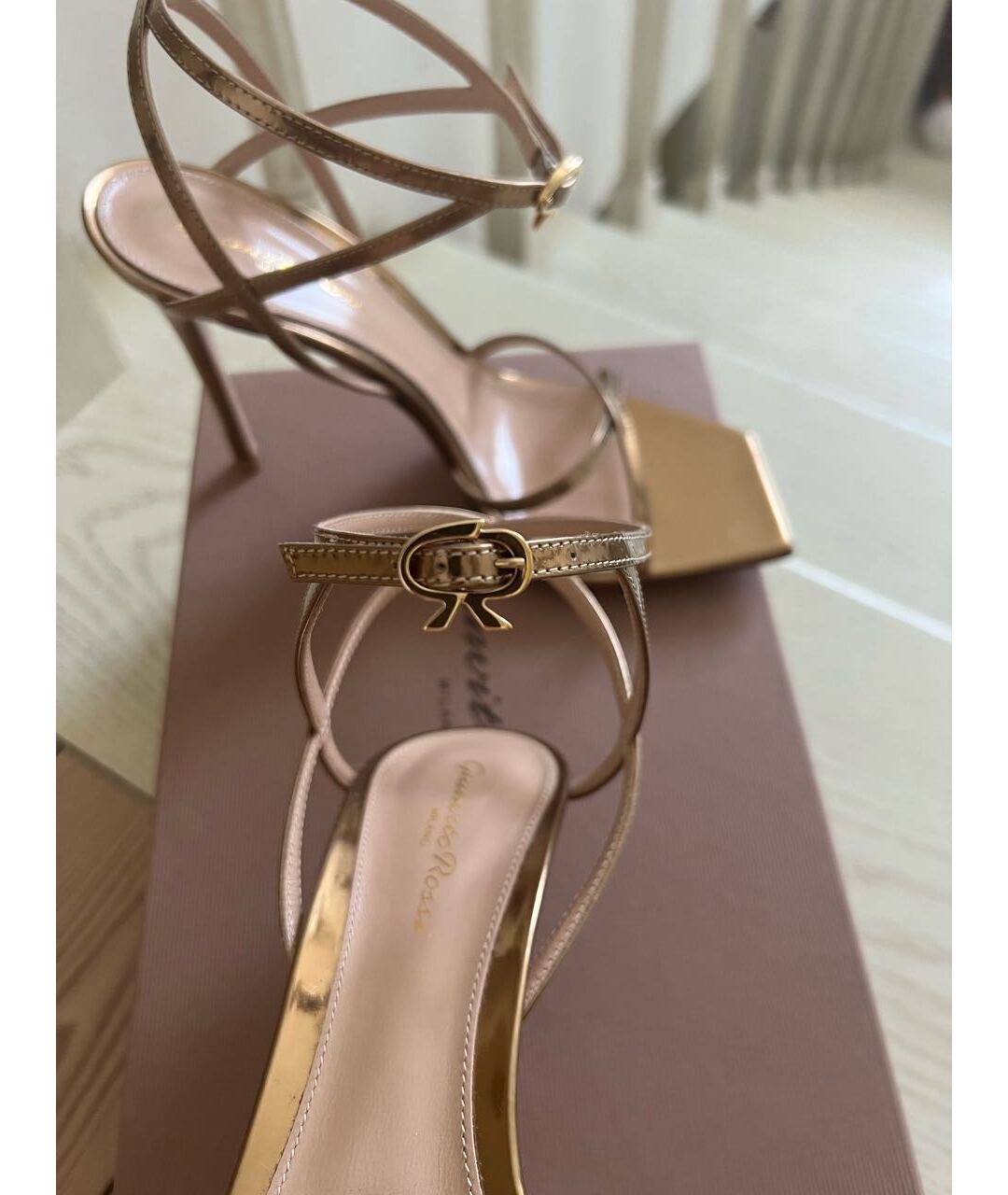 GIANVITO ROSSI Золотые босоножки из лакированной кожи, фото 7