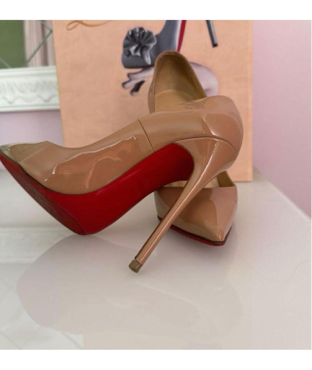 CHRISTIAN LOUBOUTIN Бежевые туфли из лакированной кожи, фото 2