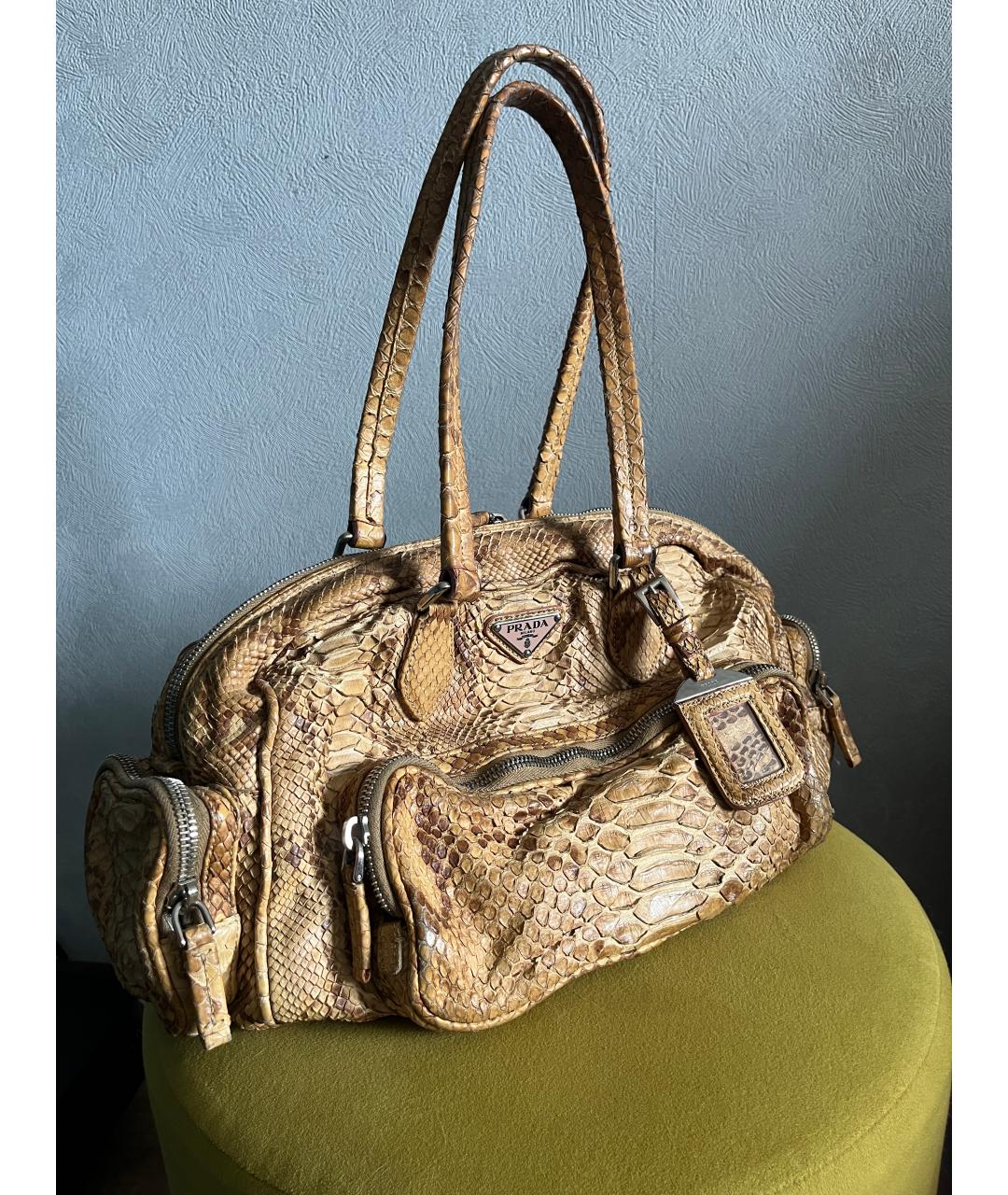 PRADA Бежевая сумка с короткими ручками из экзотической кожи, фото 3
