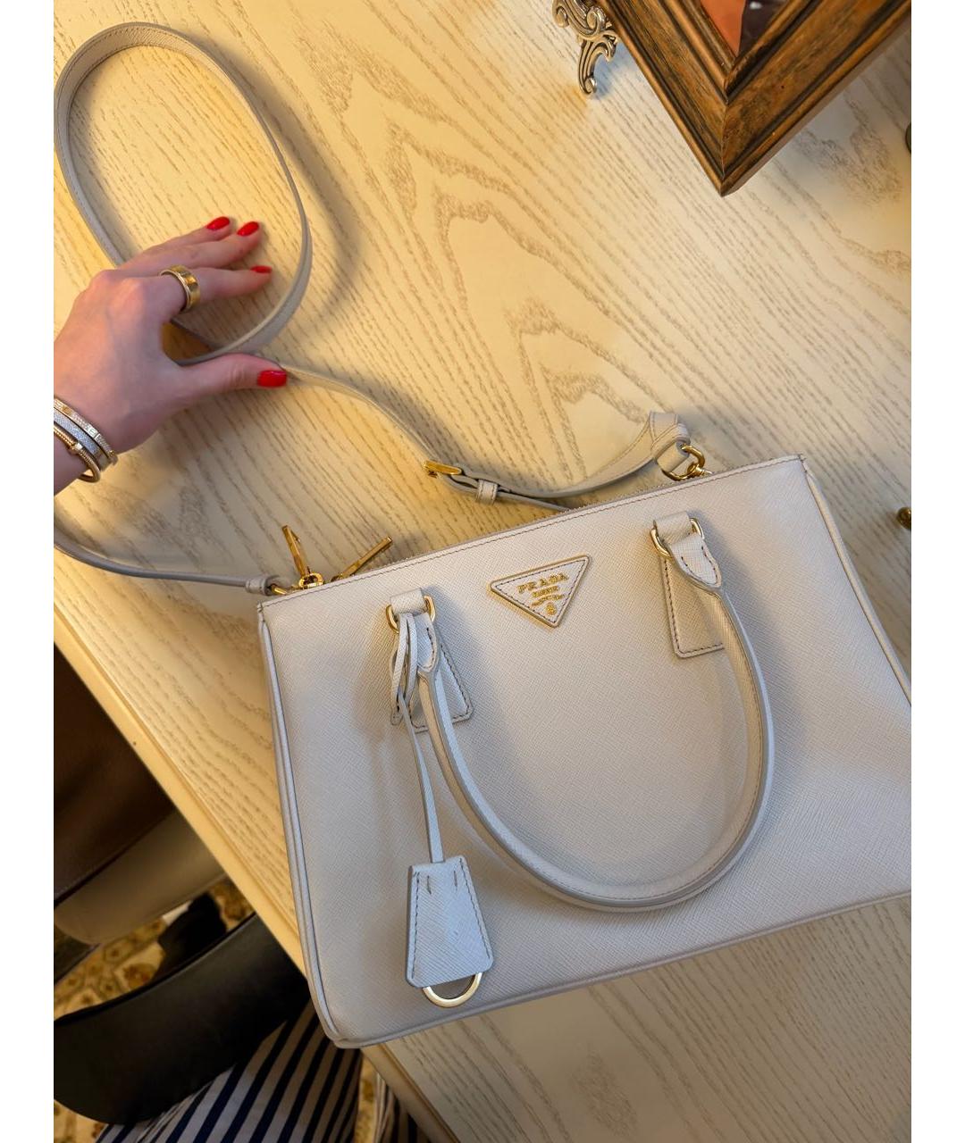VALENTINO Бежевая кожаная сумка тоут, фото 4
