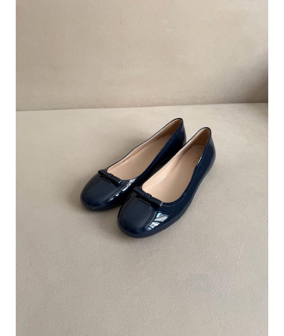 PRADA Темно-синие балетки из лакированной кожи, фото 7