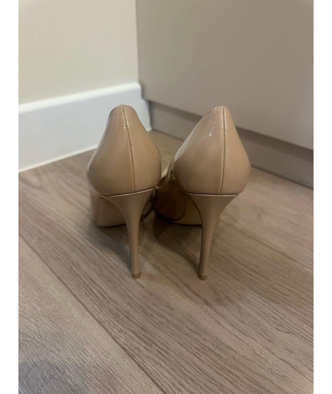 GIANVITO ROSSI Бежевые туфли из лакированной кожи, фото 4