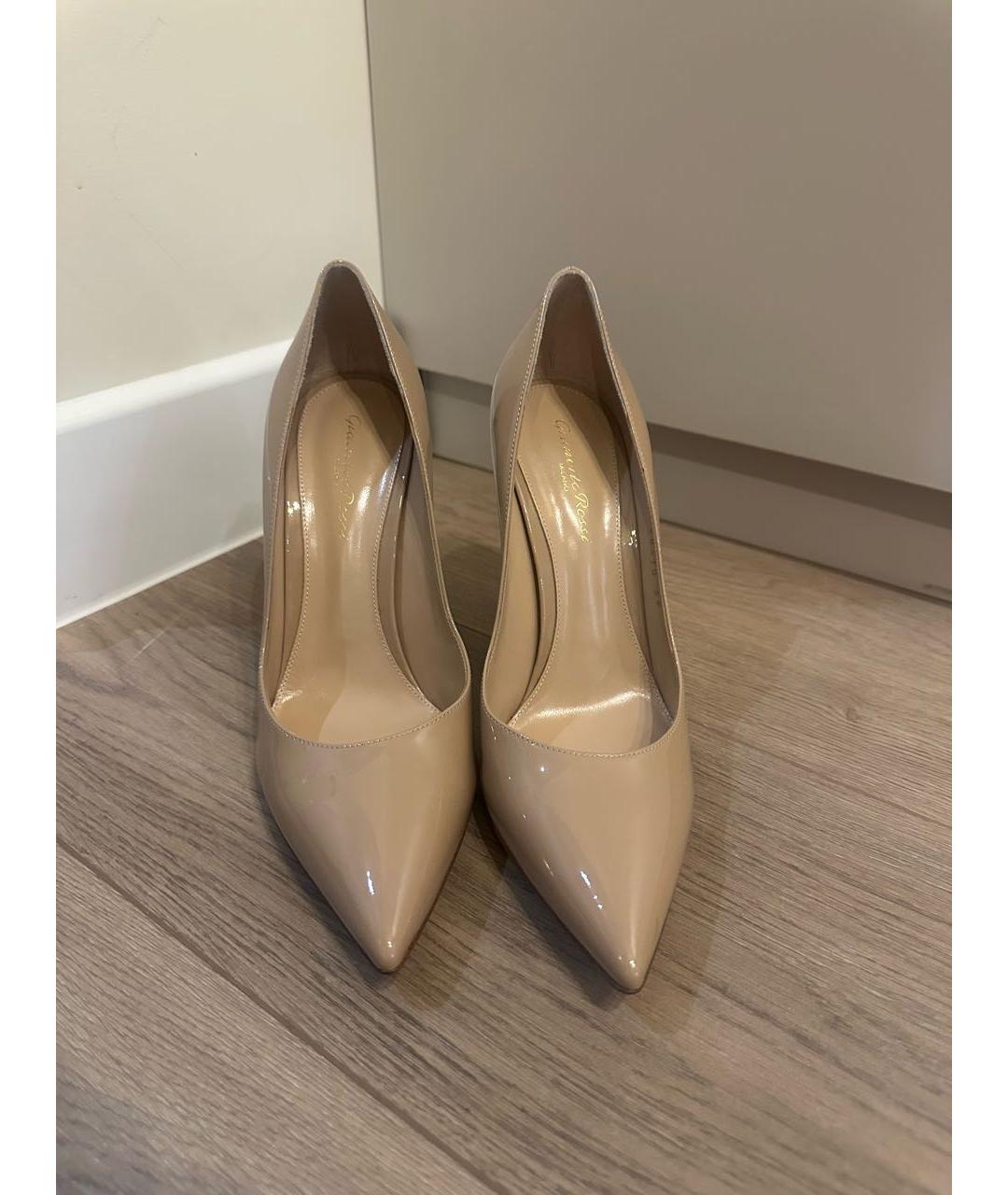 GIANVITO ROSSI Бежевые туфли из лакированной кожи, фото 2
