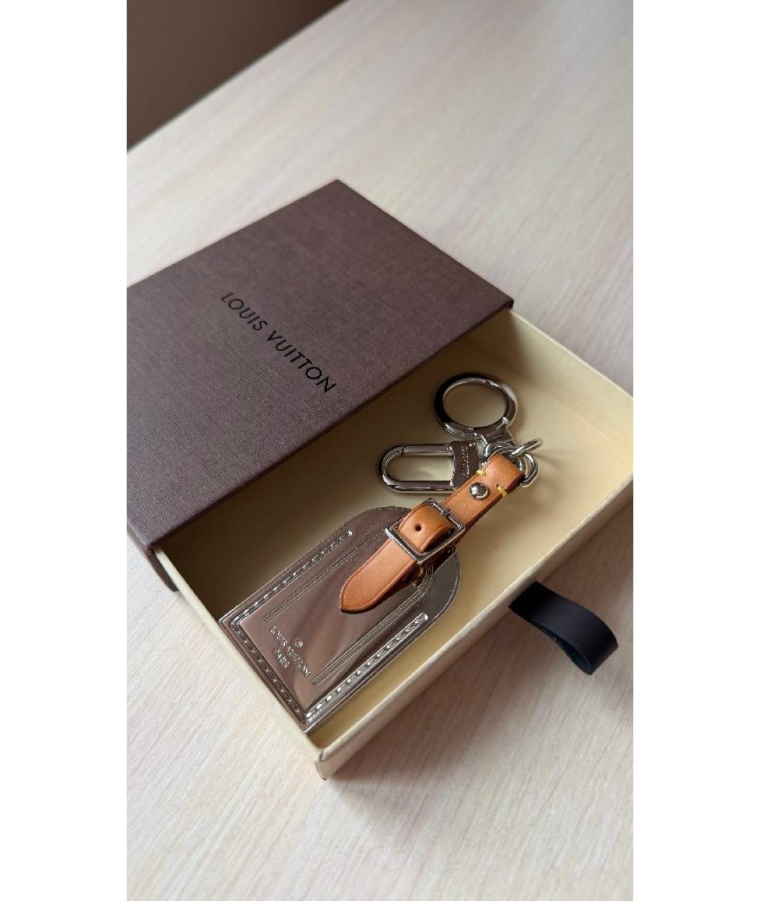 LOUIS VUITTON Серебряный брелок, фото 3