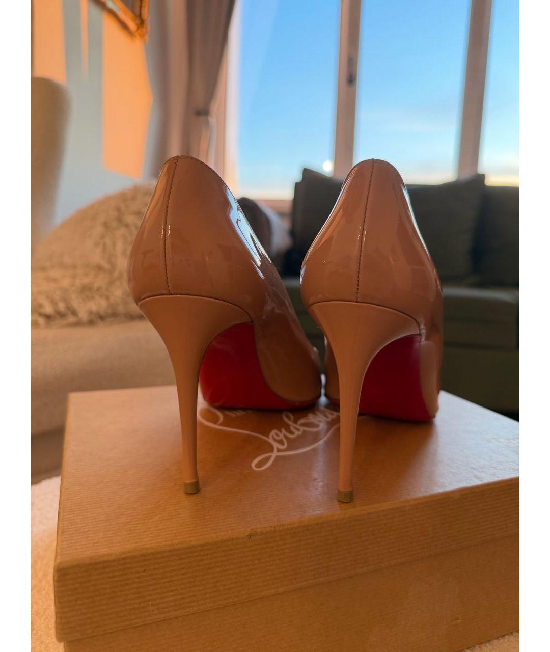 CHRISTIAN LOUBOUTIN Бежевые туфли из лакированной кожи, фото 4
