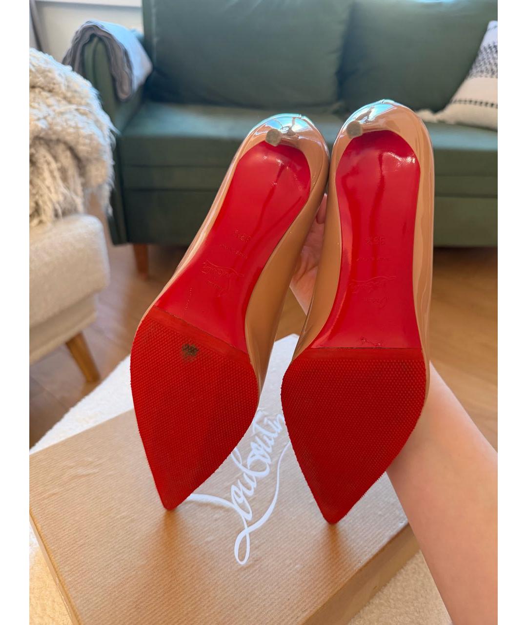 CHRISTIAN LOUBOUTIN Бежевые туфли из лакированной кожи, фото 6