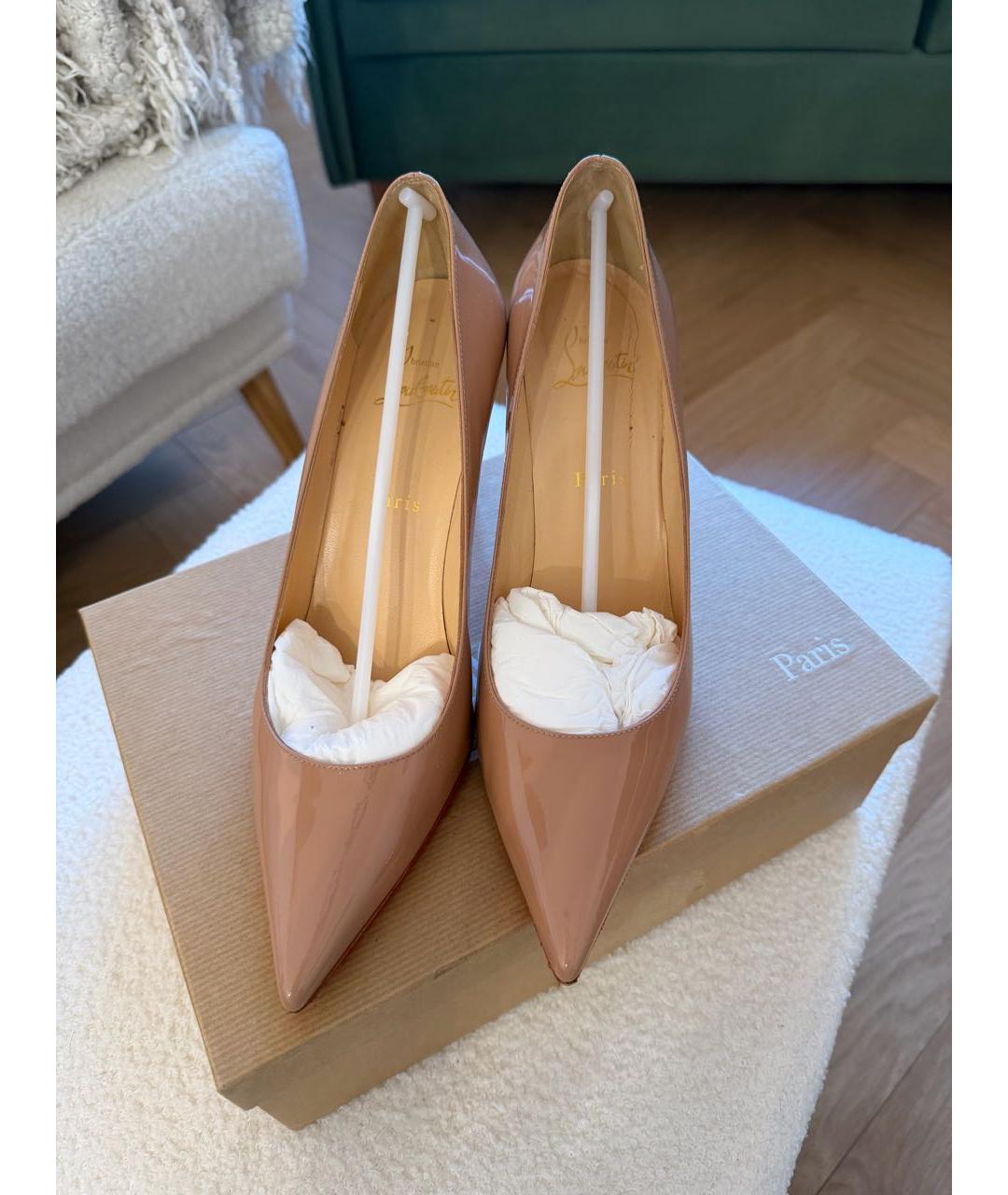 CHRISTIAN LOUBOUTIN Бежевые туфли из лакированной кожи, фото 2