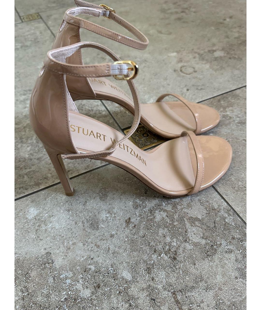 STUART WEITZMAN Бежевые босоножки из лакированной кожи, фото 6