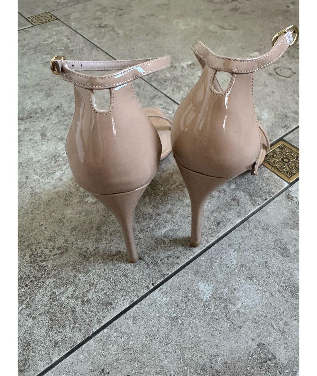 STUART WEITZMAN Бежевые босоножки из лакированной кожи, фото 4