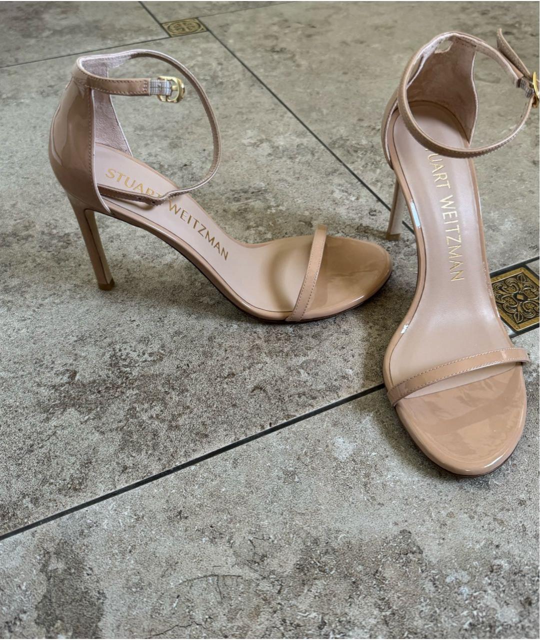 STUART WEITZMAN Бежевые босоножки из лакированной кожи, фото 5