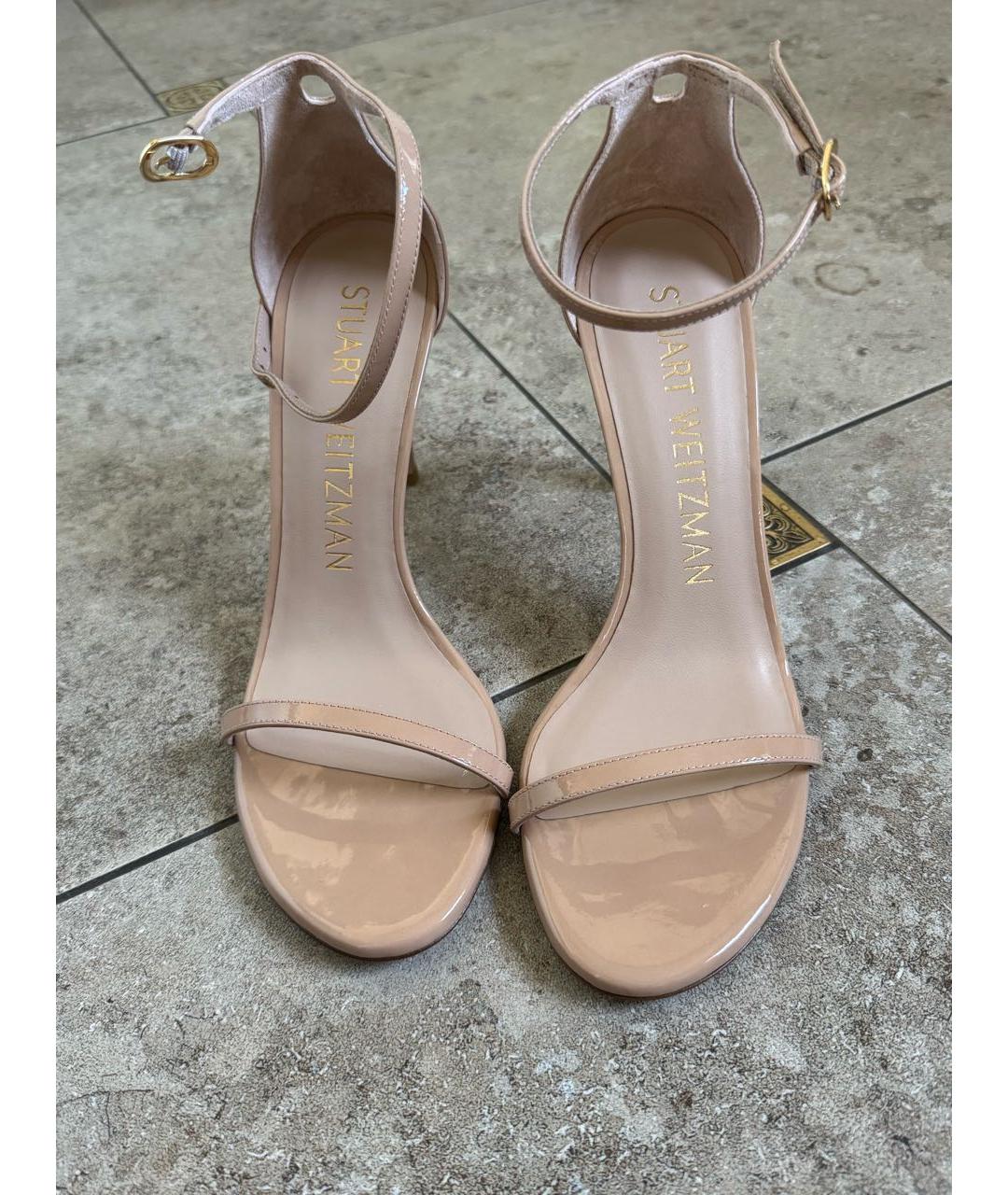 STUART WEITZMAN Бежевые босоножки из лакированной кожи, фото 2